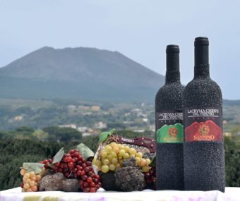 Vesuvio e bottiglia pietra lavica